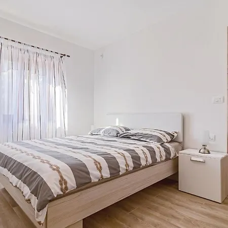 Two-bedroom In Betiga * Barbariga