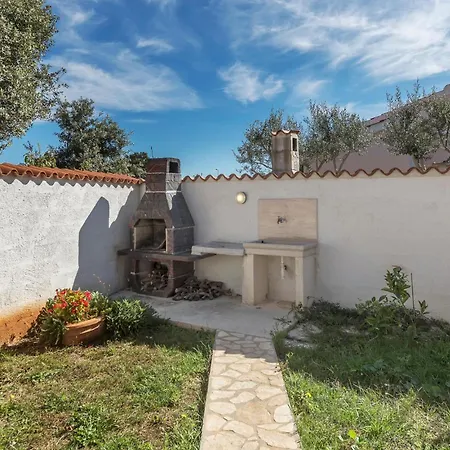 2 Bedroom Amazing In Betiga Holiday home