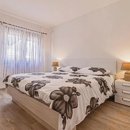 Two-bedroom In Betiga * Barbariga